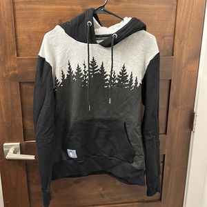 Graphic trees sweatshirt, size medium